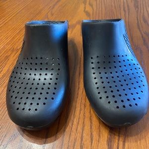 Calzuro Classic Clogs Ventilation Holes Women’s Sz 7-8, Men’s Sz 5-6.